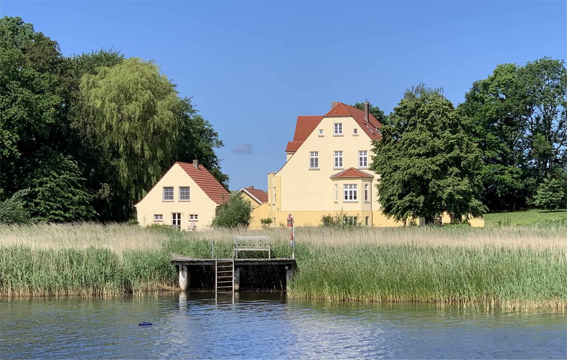 Gut Grubnow vom Wasser aus gesehen, mit eigenem Badesteg